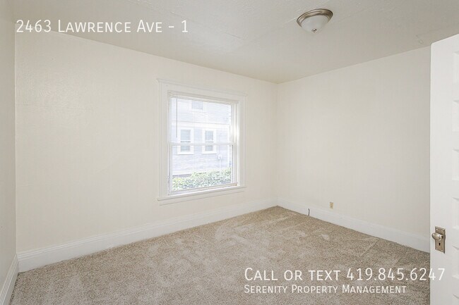 Building Photo - 2463 Lawrence Ave