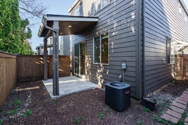 Building Photo - Beautiful Single-Level Home | 3 Bed, 2.5 B...