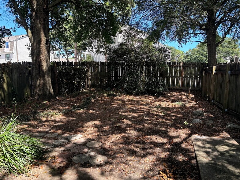 Building Photo - 3839 Belle Meade Ct