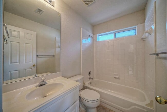 Building Photo - 2616 Henley Dr