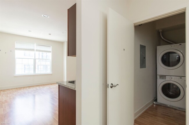 Building Photo - 2 br, 1 bath Triplex - 1501 MASTER ST Unit B