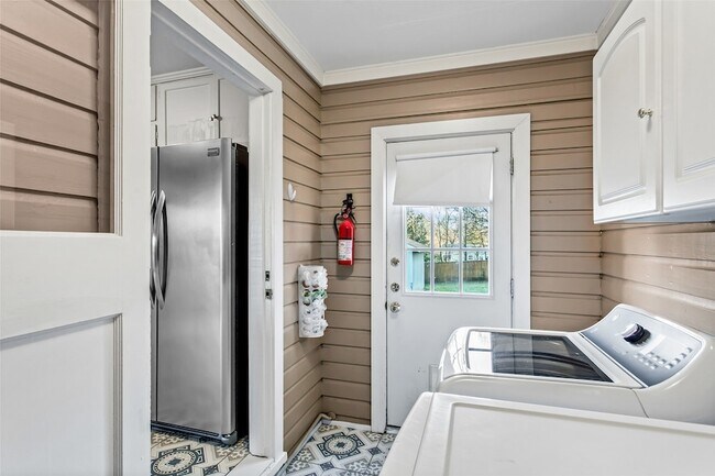 Building Photo - 8642 Daytonia Ave