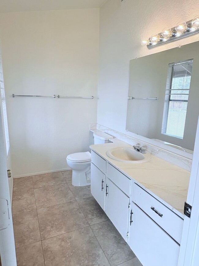 Building Photo - 3 bed/2 bath w/ large backyard