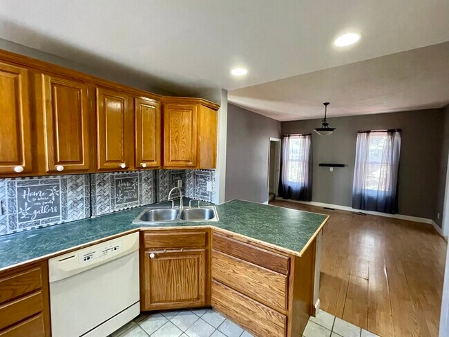 Building Photo - 272 E 15th St