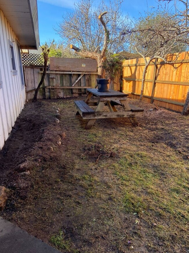 Building Photo - House with Charm, 2/1 with large garage and bonus room & bathroom