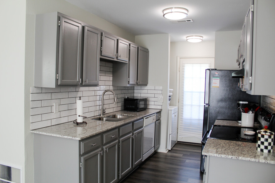 Building Photo - 436 E Evergreen Ln