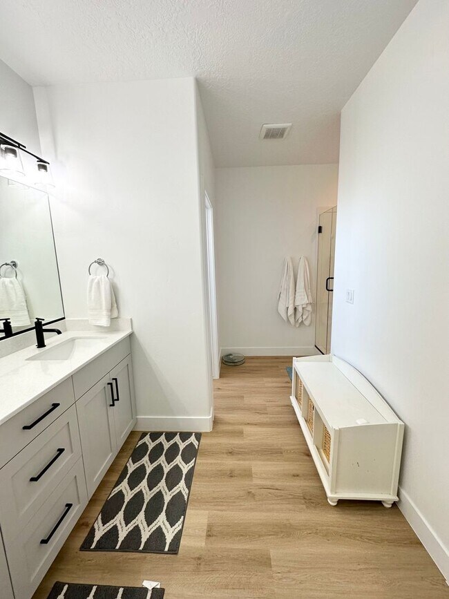 Building Photo - Pet Friendly!!! Beautiful Woodland Estates...
