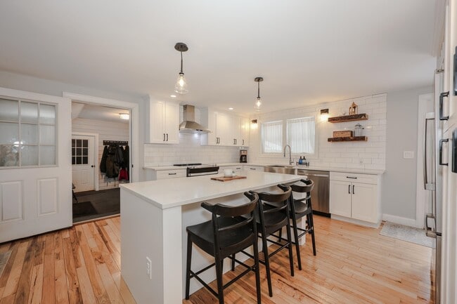 Building Photo - 395 Critchett Rd