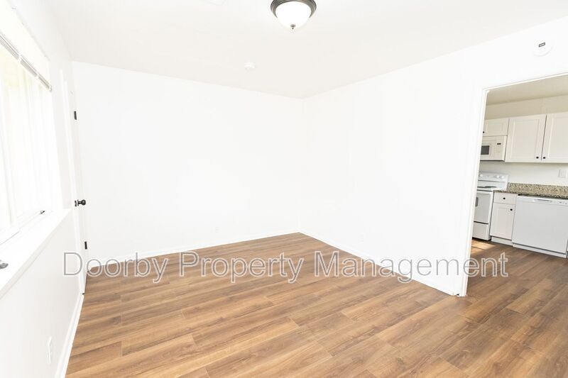 Building Photo - 2011 Milne St