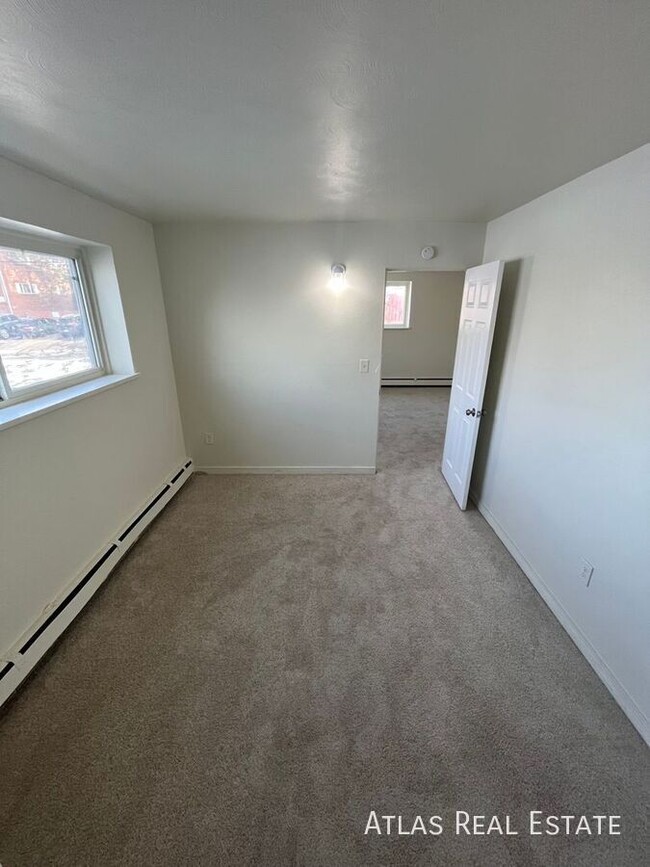 Building Photo - Back on the Market! Spacious 1 Bed 1 Bath ...