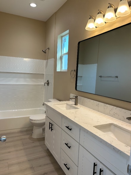 Building Photo - 201 S Mockingbird Ln