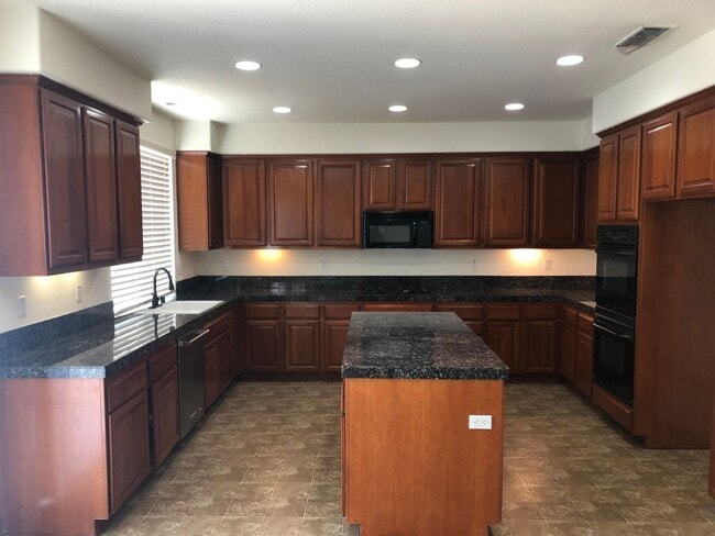 Building Photo - Well Maintained Stoneridge West Village Home!