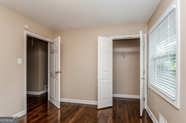 Building Photo - 742 King Rd