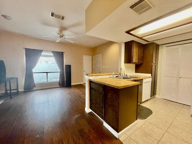 Building Photo - Centrally Located 2 Bedroom, 2 Bathroom Condo