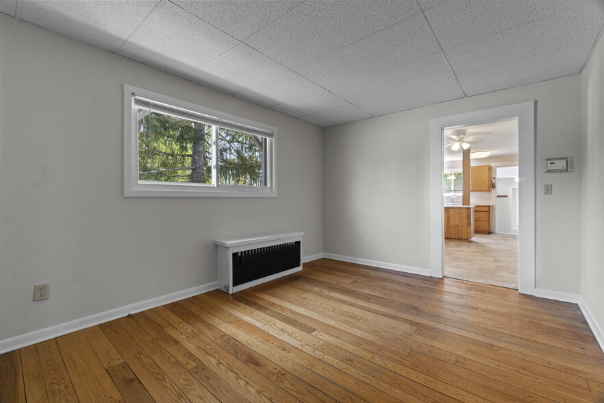 Building Photo - 671 Cornwall Ave