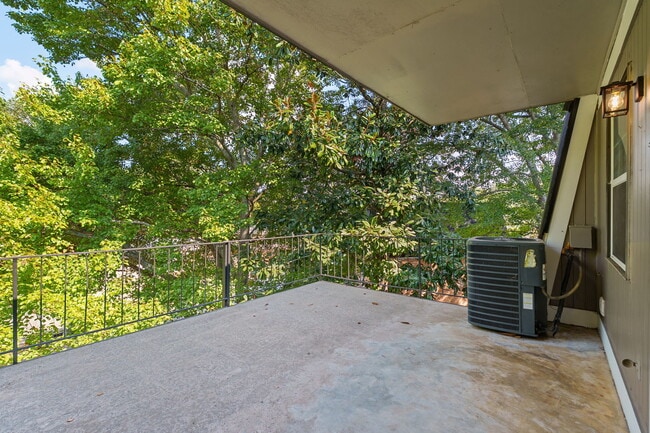 Building Photo - 325 Winding River Dr