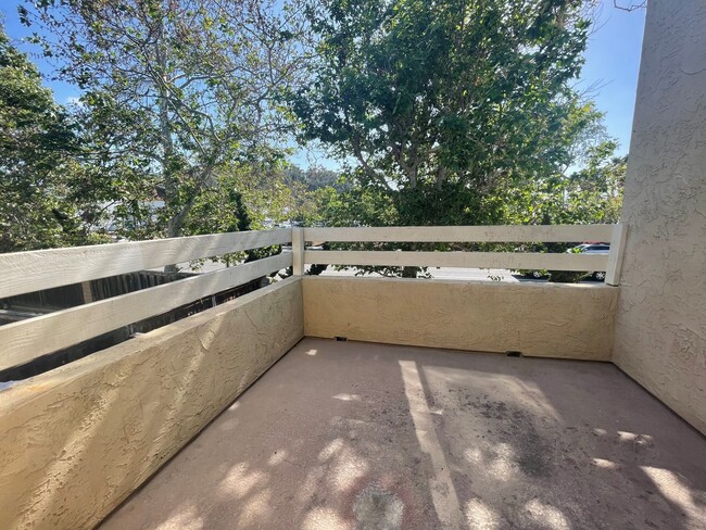 Building Photo - Spacious Single Level Upstairs Apartment!