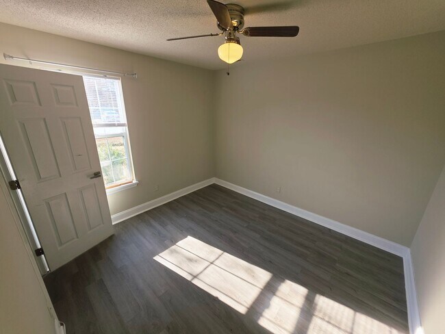 Building Photo - 4 Bedroom 2 BA Horse Creek Farms