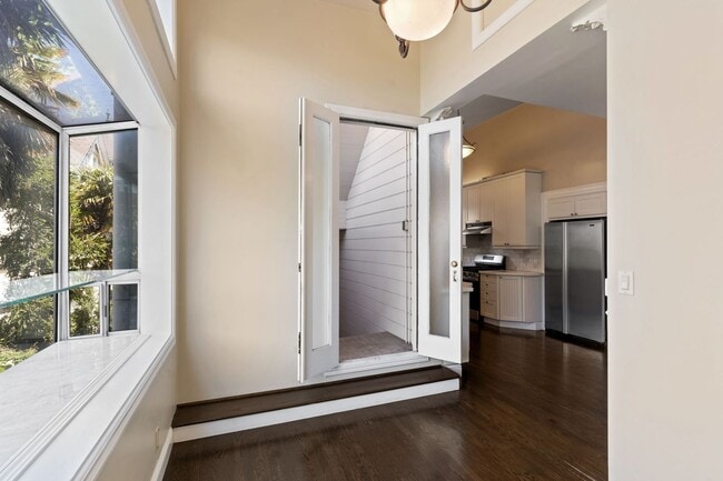Building Photo - 2 Bed, 2 Bath Victorian Style Condo with M...