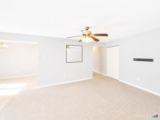 Building Photo - 10 Woodsedge Dr