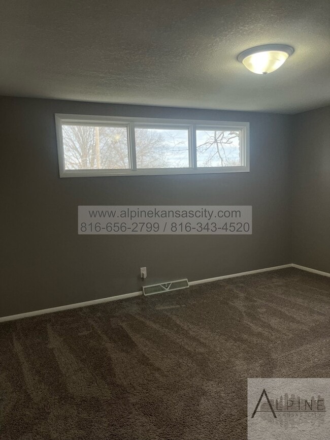 Building Photo - 5 Bedrooms, PLUS Rec Room in Gladstone!