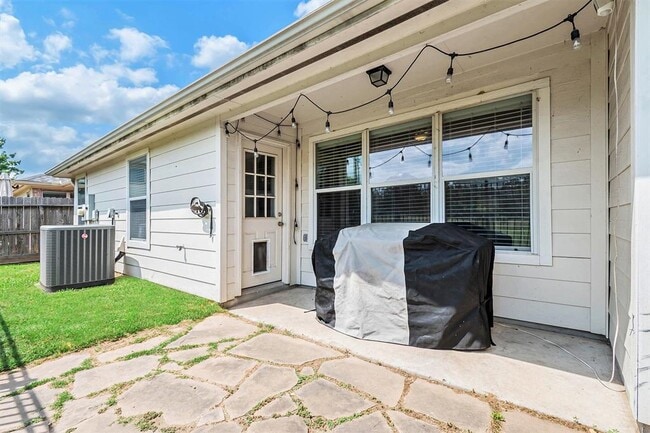 Building Photo - 12107 Lakewood Villa Dr