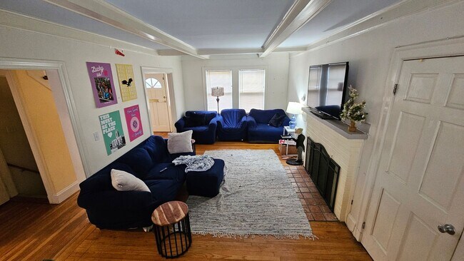 Building Photo - Walk to BC Campus. Lage Unit. In Unit Laundry. Always BC Favorite