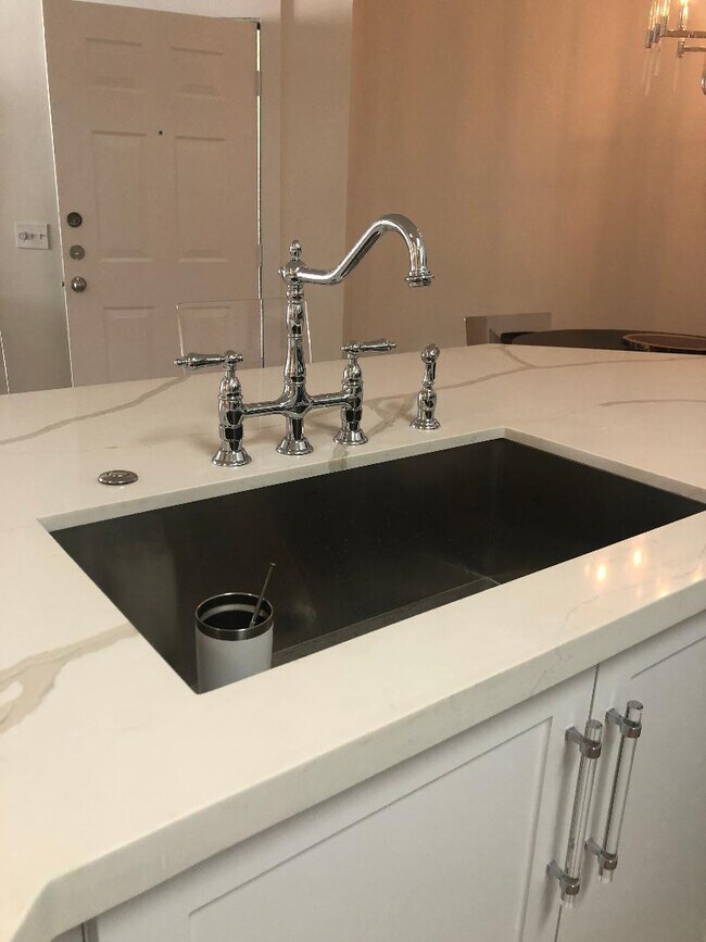 Building Photo - 9905 Baywinds Blvd