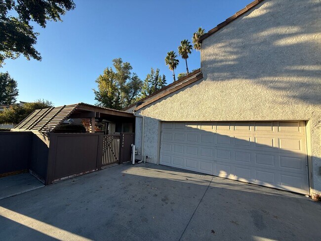 Building Photo - 4-Bedroom Plus Bonus Room Home with Golf C...