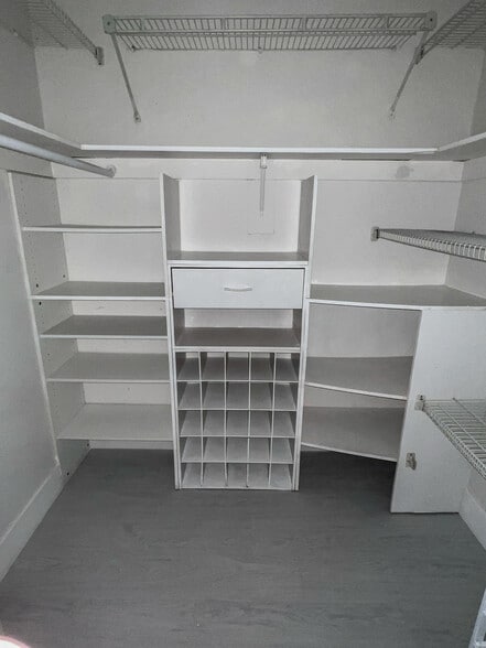 Building Photo - 2850 N Palm Aire Dr