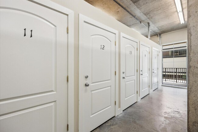 Building Photo - 1616 Fountain View Dr