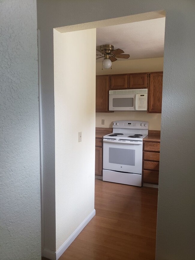 Primary Photo - Great 3 bed 2 1/2 bath condo in the Brandy...