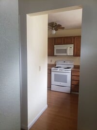 Building Photo - Great 3 bed 2 1/2 bath condo in the Brandy...