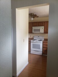 Building Photo - Great 3 bed 2 1/2 bath condo in the Brandy...