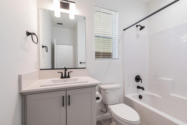 Building Photo - New Tesoro Viejo home with 3 bedrooms, 3 b...