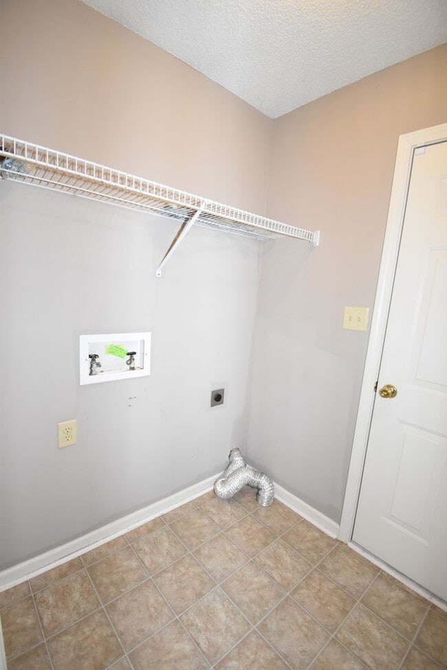 Building Photo - 3 Bedroom 2 Bath Home For Rent!