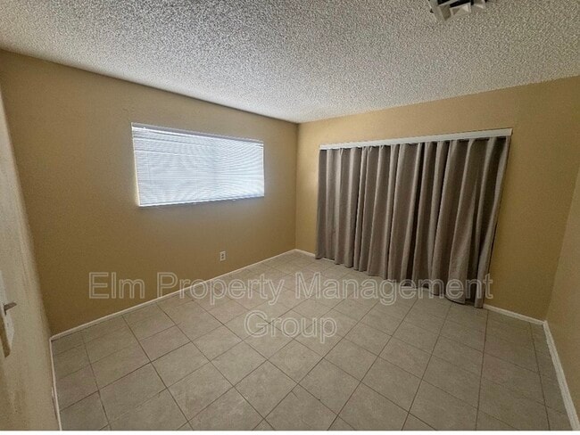 Building Photo - 2516 E Mesquite Ave