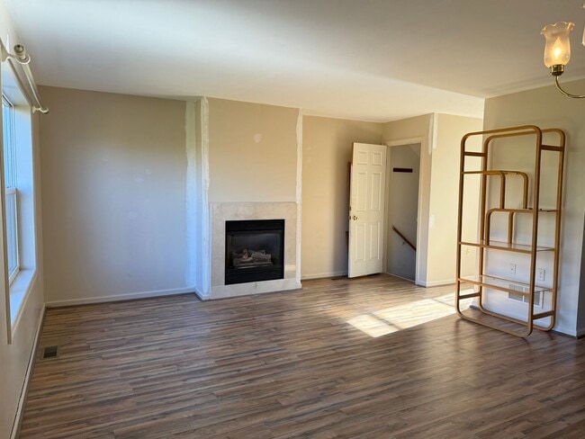Building Photo - Beautiful 3 Bedroom 1.5 Bathroom Townhome ...