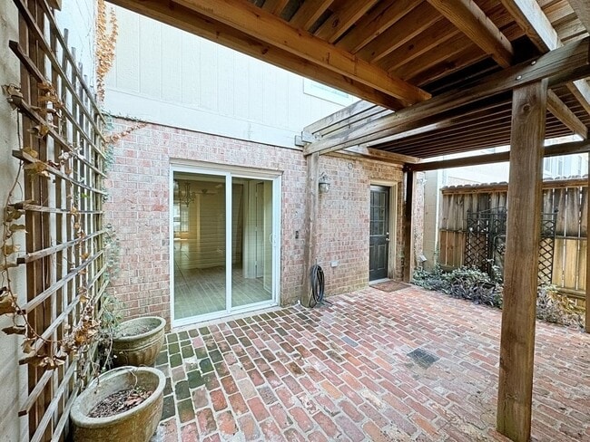 Building Photo - Custom Remodeled Townhome off Jefferson Hwy