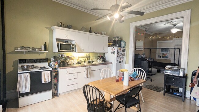 Building Photo - 346 S Rose St