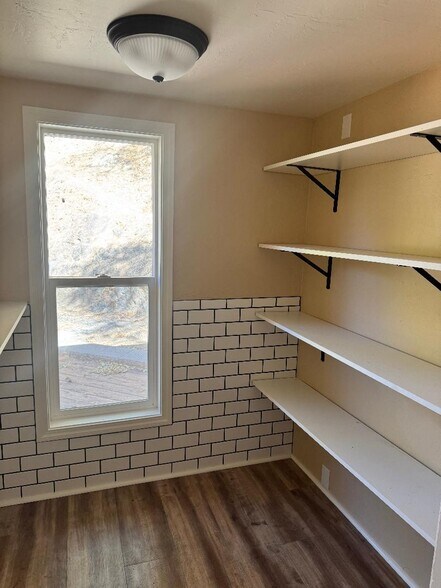 Pantry / laundry - 56 Glenaire Dr