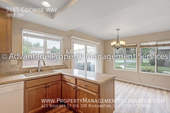 Building Photo - Single Story, 3 bed, 2 bath townhouse