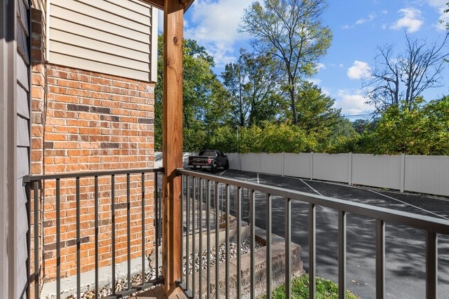 Building Photo - **Anic Groves**Updated Modern Spacious One...