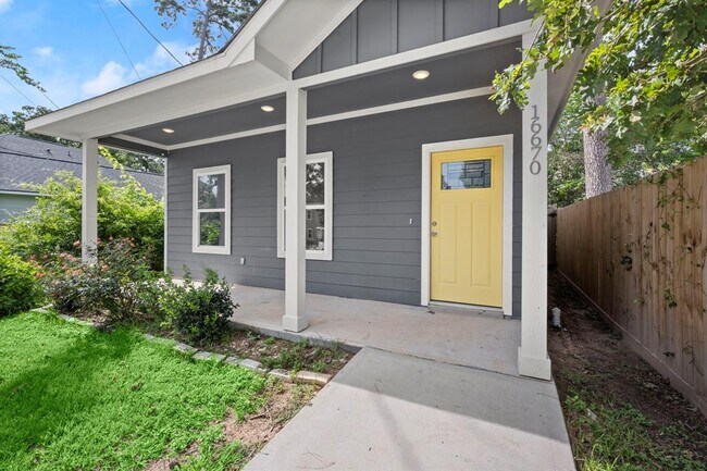 Building Photo - 16670 Meadowcroft St