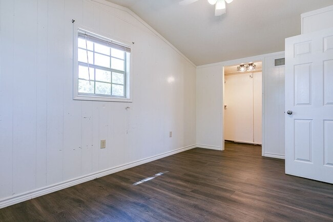 Building Photo - NOW AVAILABLE!!! Updated 2 bedroom 1 bath ...