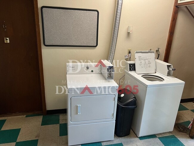 Building Photo - 1 Bedroom, 1 Bathroom Garden Level Apartme...