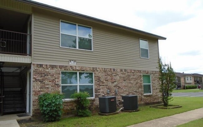 Building Photo - 909 W 7th St