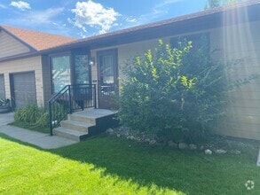 Building Photo - 2 BEDROOM | 1 BATH | SINGLE LEVEL | GARAGE...