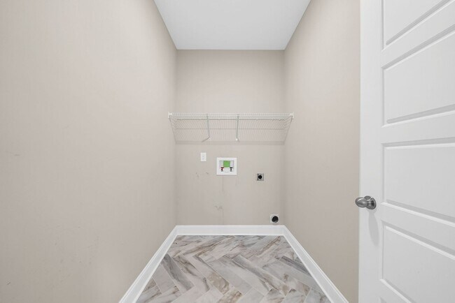 Building Photo - Luxury Meets Comfort: 5-Bed Beauty with Ch...