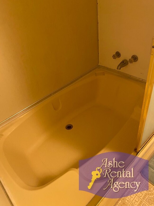 Building Photo - 2 BR/1 BA; Located in Lansing